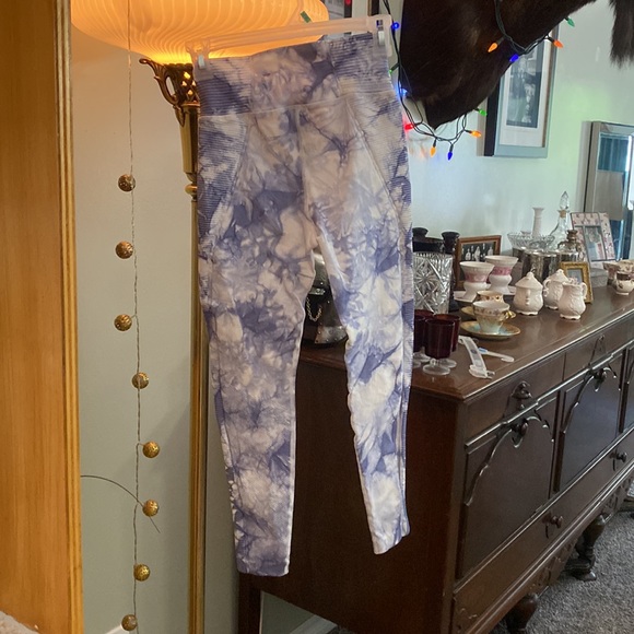 🦋AERIE OFFLINE LEGGINGS One of a kind blue and white tie-dye size extra small - Picture 2 of 10